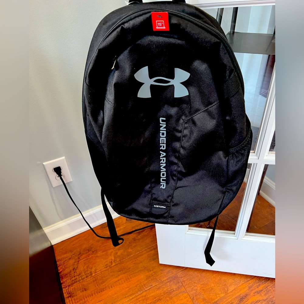 NWT under Armour backpack. Has spot to hold computer!!
